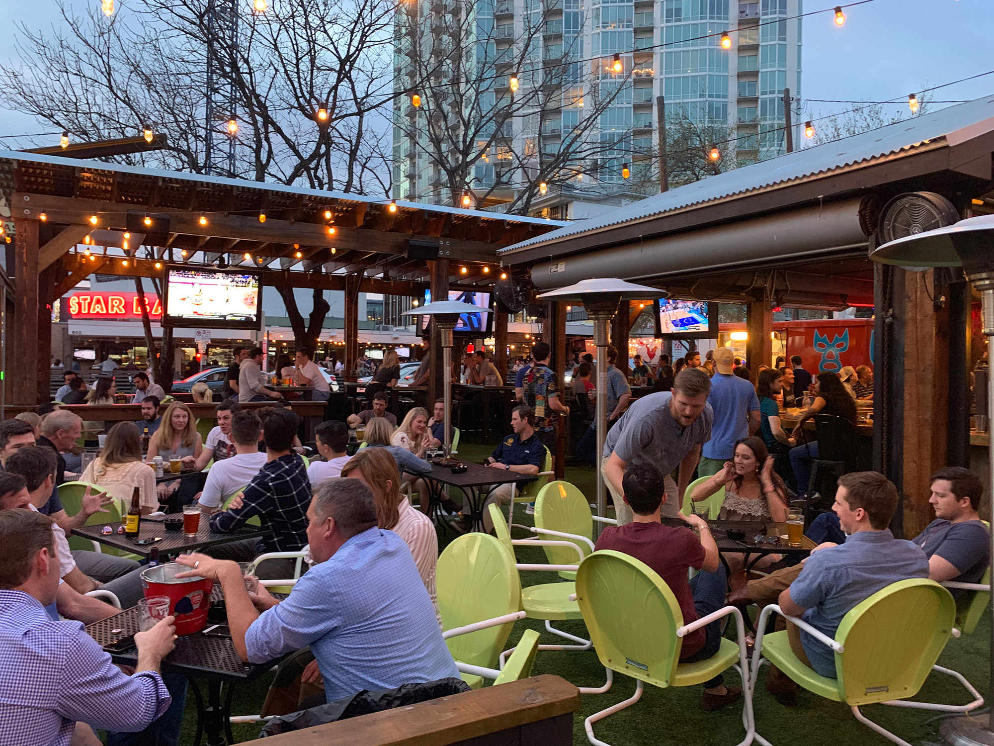 Downtown Austin Sports Bars - Woodrows | A Girl From Texas